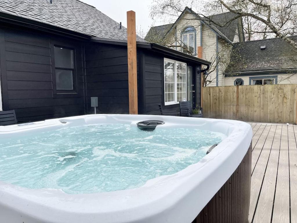 Modern 2 Bedroom Farmhouse Cottage With Hot Tub In Snohomish Exterior foto